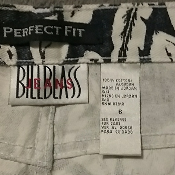 Capri jeans with white flowers, never worn - Picture 3 of 4